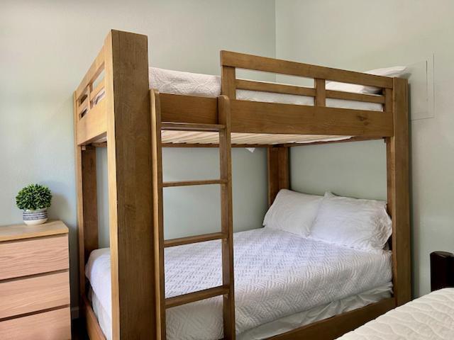 Bluebird Bay Resort Монтичело Екстериор снимка