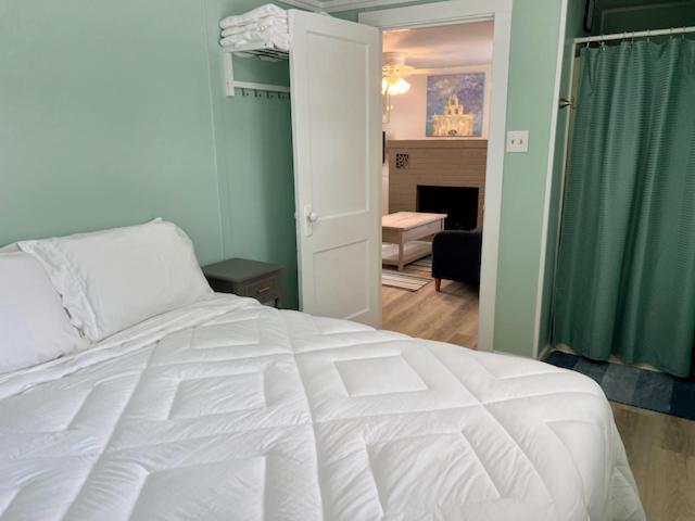 Bluebird Bay Resort Монтичело Екстериор снимка